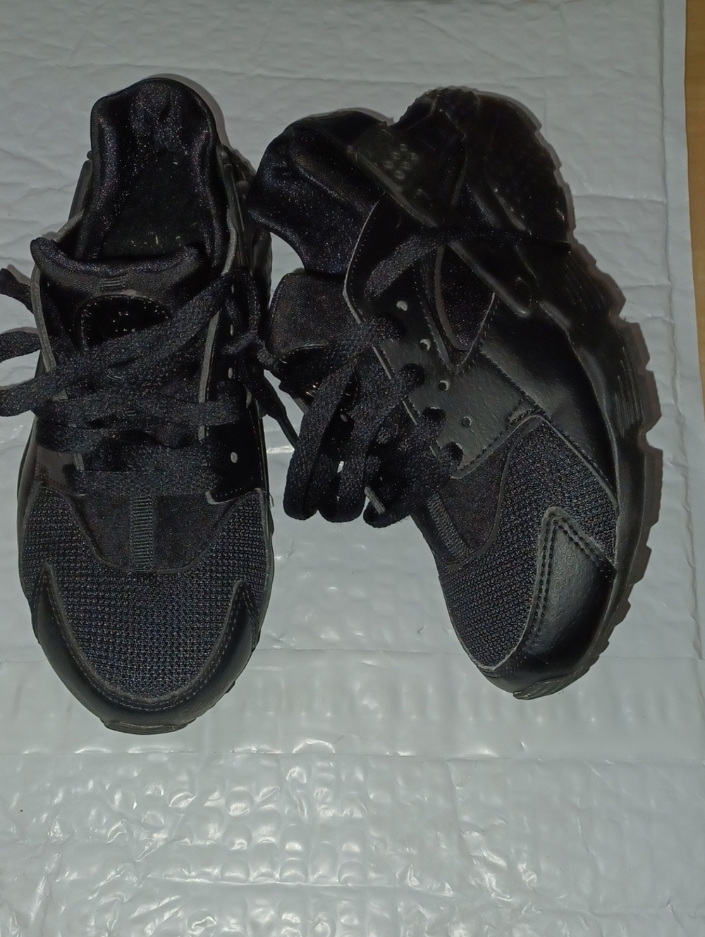 Size 3.5Y Nike Huarache Black Sneakers For Kids